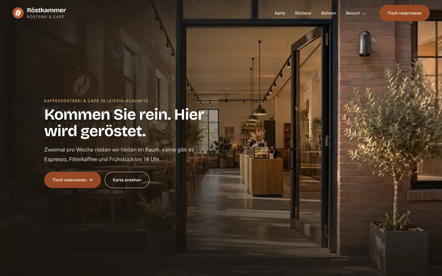 Desktop-Ansicht des Demo-Onepagers Röstkammer: Startbereich mit offener Café-Tür